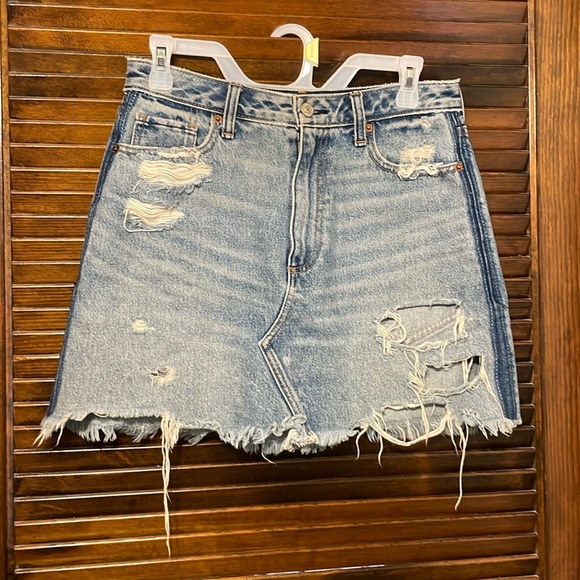 Abercrombie & Fitch Zoe Natural Rise Vintage A-Line Distressed Denim Skirt - Picture 4 of 8